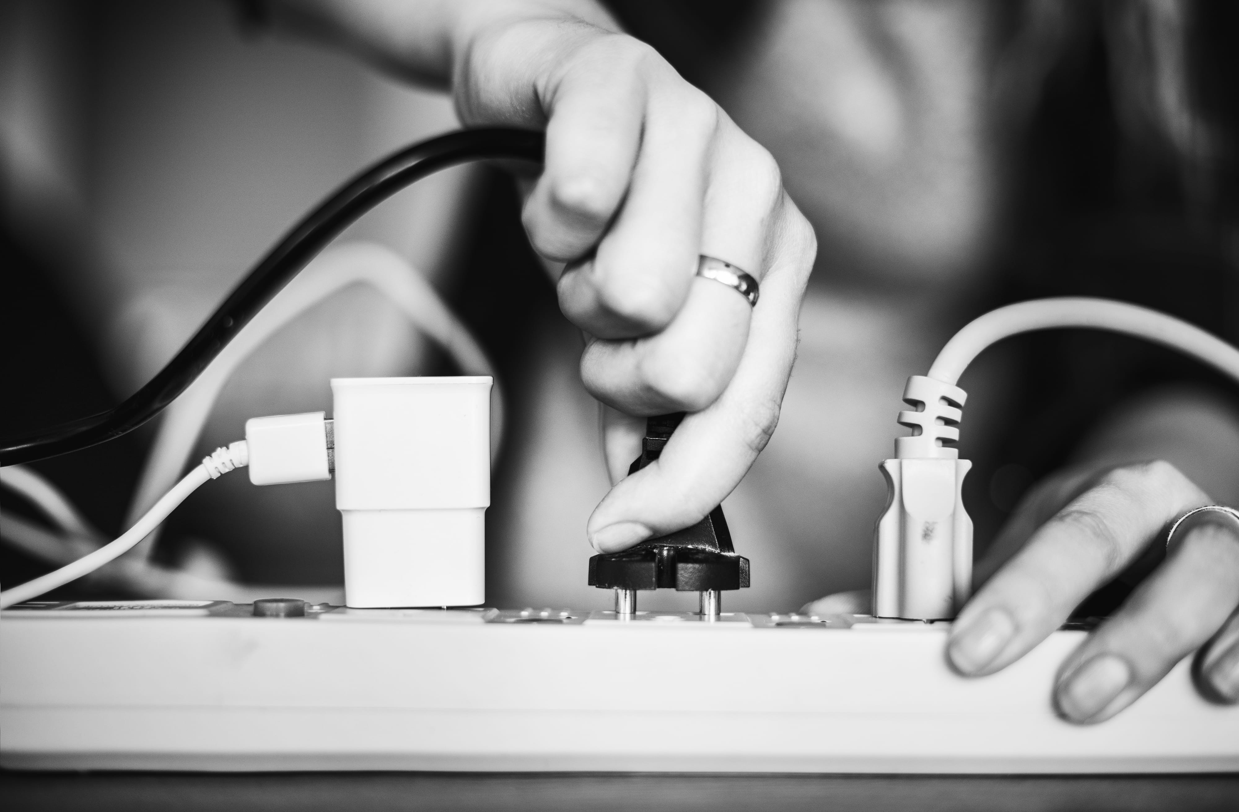 black-and-white-blurred-background-cables-charger-648fdbc25984e538dcd9c471bf01db37.jpg